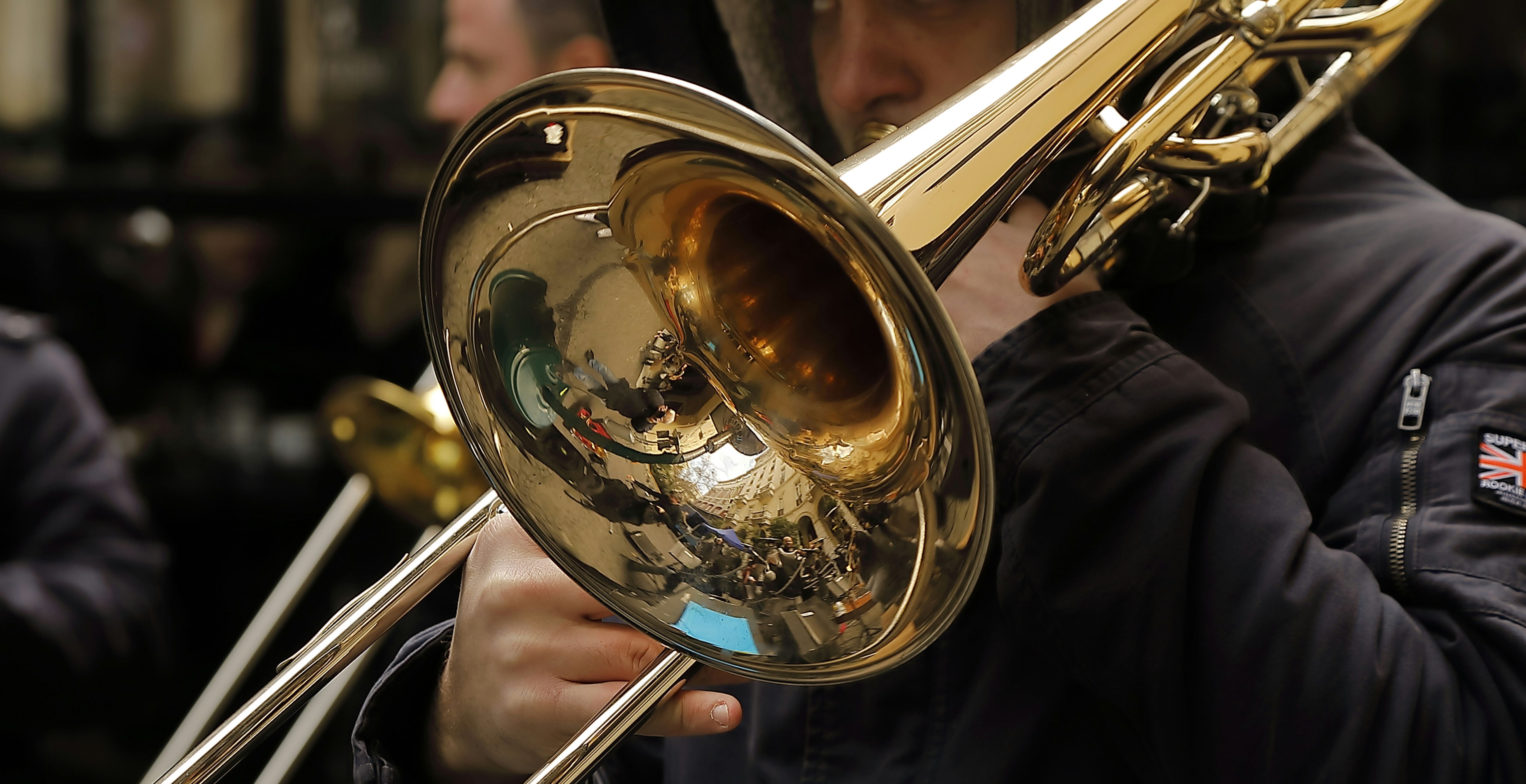 Musiker spielt Posaune